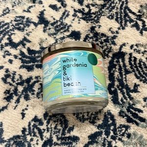 NWT never burned Bath and Body candle - White Gardenia & Tiki Beach